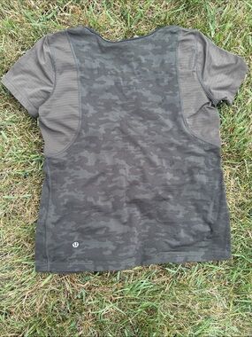 lululemon athletica woman’s Olive Green Camo Short Sleeve Tee